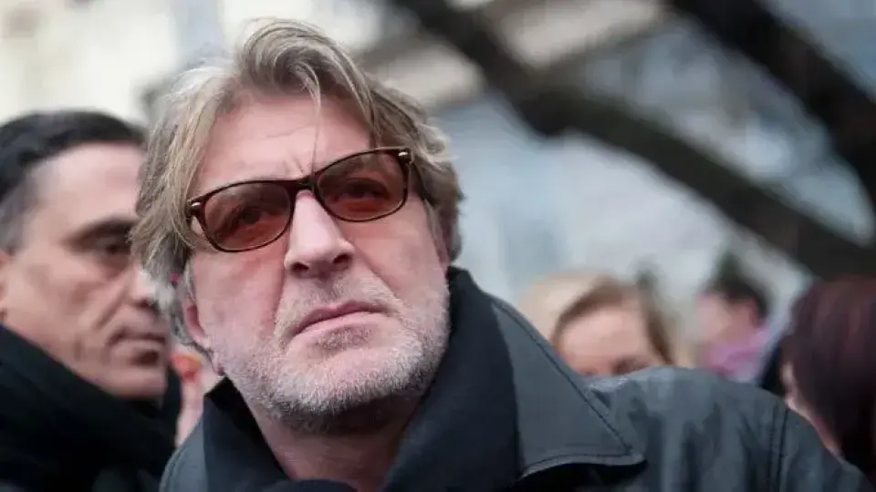 За един надпис повече: Морфов с дисциплинарно уволнение от Народния