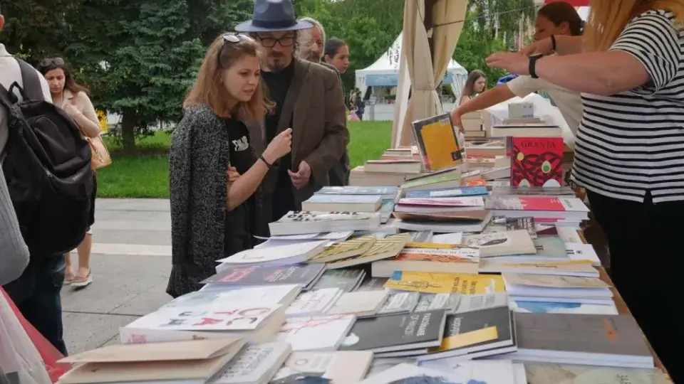 "Времеубежище" свърши в първия ден на панаира, хората се записват за копия