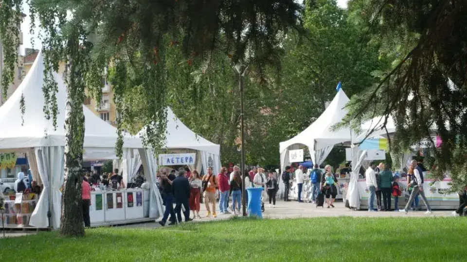 "Времеубежище" свърши в първия ден на панаира, хората се записват за копия