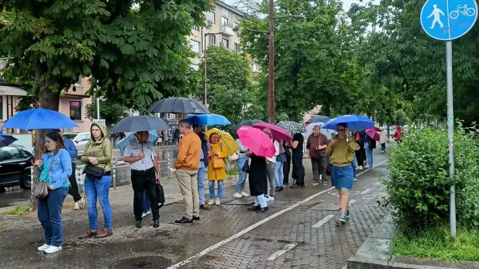 Дъждът не уплаши феновете на Георги Господинов: Опашките за автограф завиха по "Патриарха"