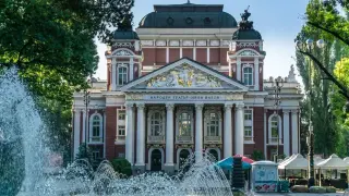 Коледната елха в центъра на Ню Йорк засия в 50 000 лампички