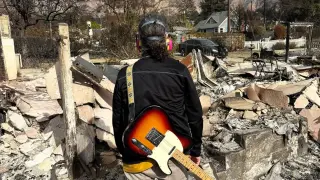 Кой и защо създаде благотворителна организация за музикални инструменти, унищожени в пожарите в Лос Анджелис