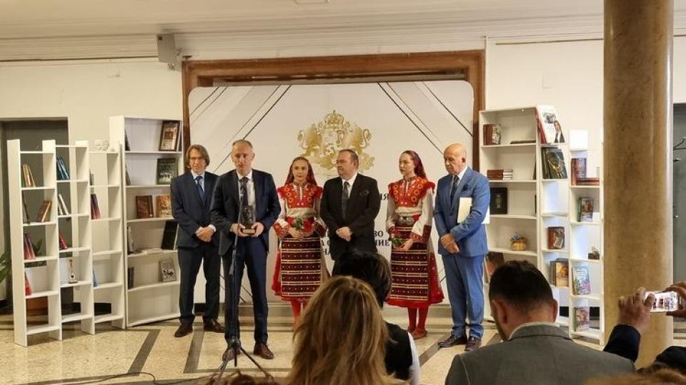 Министърът на образованието и науката Красимир Вълчев получи националната награда „Проф. Иван Шишманов“