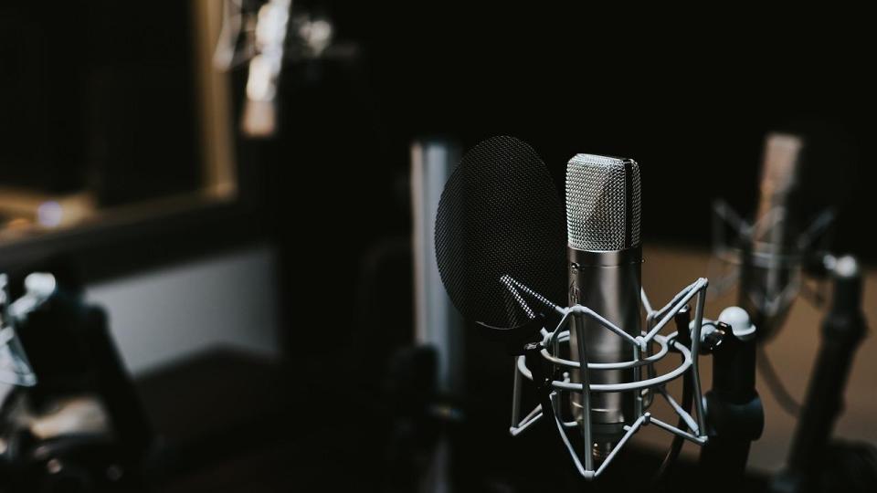Universal, Warner и Sony водят преговори за лицензиране на музика, създадена с AI