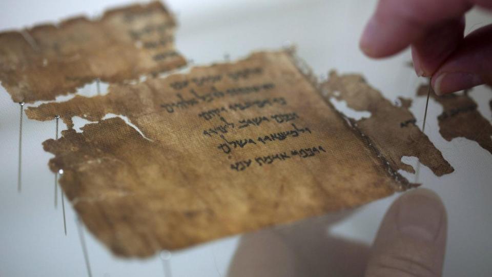 Изкуствен интелект разкрива нова датировка на Свитъците от Мъртво море