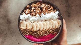 Луди по „acai bowl“: Какви са ползите от здравословната закуска и как да я приготвим у дома?