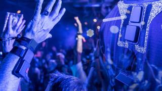Концертите на Роби Уилямс, Guns N’ Roses и фестивала Hills of Rock стават достъпни за глухи със специални костюми