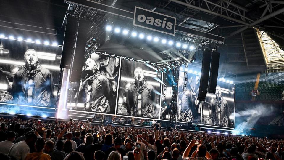 Мъж почина на концерт на Oasis