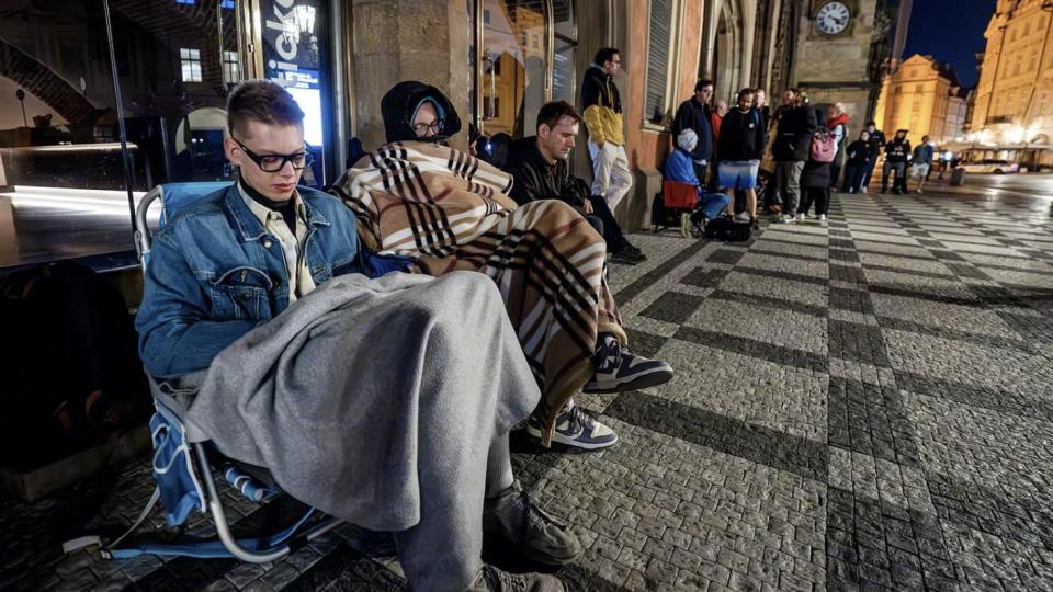 В Прага десетки хора чакаха на среднощна опашка за новата книга на Дан Браун
