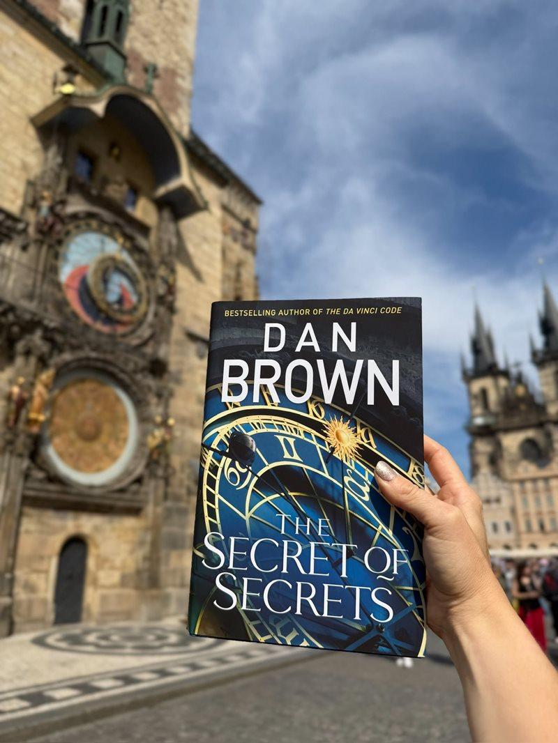 https://cms.visitczechia.com/cms/getmedia/e85843df-6ae5-40de-afa5-ebca97627bb0/prague-dan-brown-book-secret-of-secrets-old-town-square-astronomical-clock-history-literature-czt_1.jpg?width=800&height=1066
