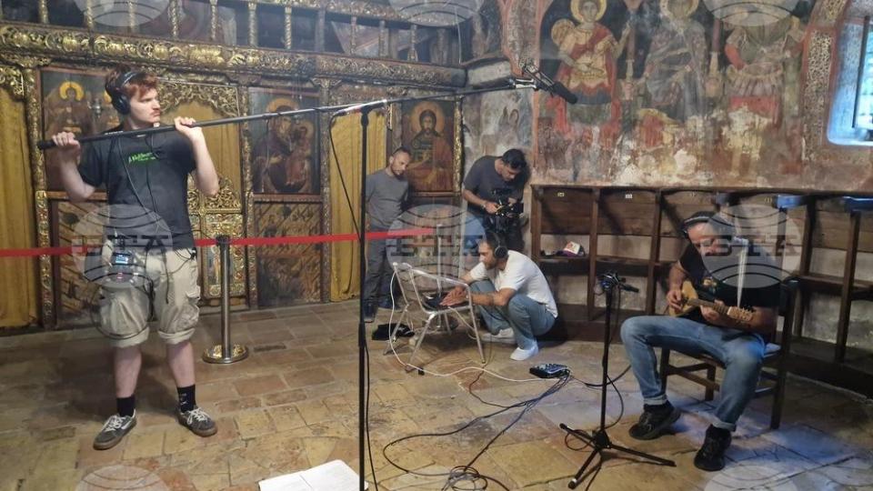 Стефан Вълдобрев и „Обичайните заподозрени“ записаха нова песен в арбанашка църква от XVII век