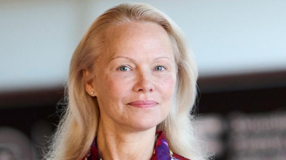 Памела Андерсън и Алиша Кийс се обединяват срещу употребата на грим