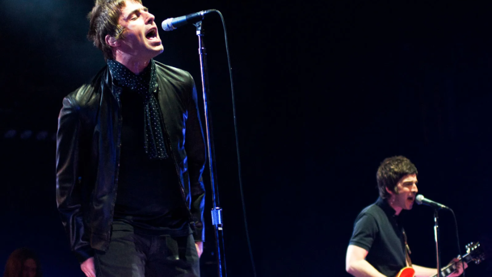 Китарата „на раздора“ между братята от Oasis отива на търг