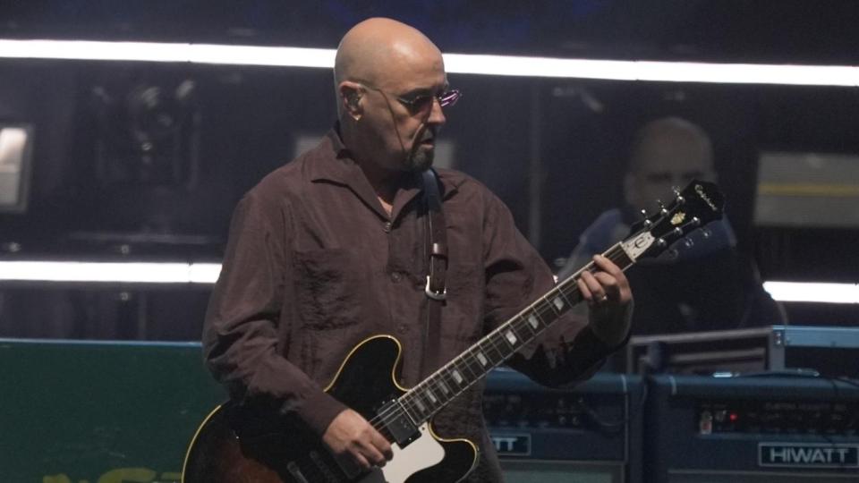 Пол „Боунхед“ Артърс се оттегля от турнето на Oasis за кратко заради онкологично заболяване