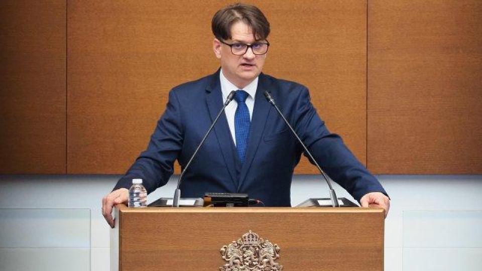 Министър Бачев за случая „Росен Белов”: Няма скандал в културата, ситуацията се преекспонира