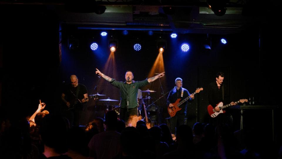 „Остава“ представи албум с акустични версии на свои песни