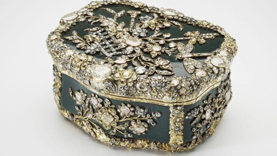 Върнаха 5 откраднати скъпоценни табакери на музей в Париж повредени