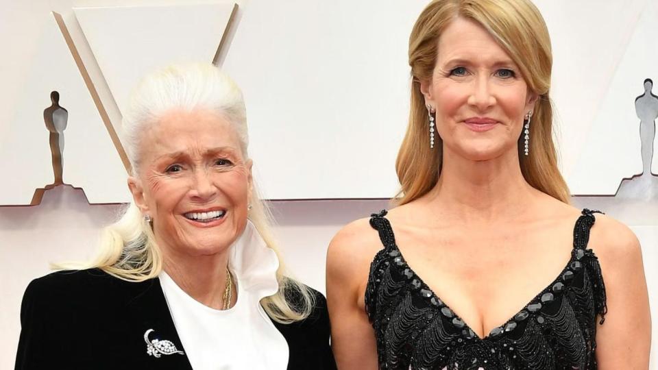 Почина майката на Лора Дърн – актрисата Даян Лад