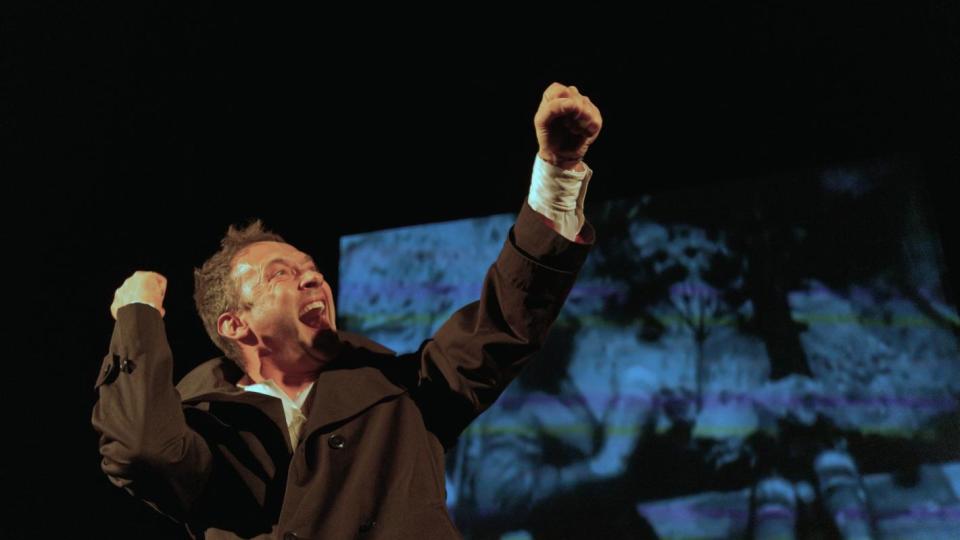 „Аз, която те обича“ – когато войната и любовта се срещнат в завладяващо пасо добле (ревю)