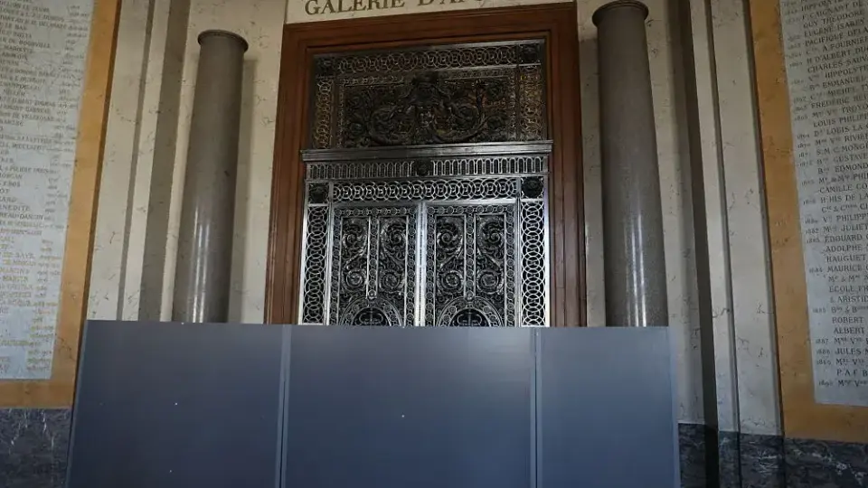 Един от заподозрените за обира в Лувъра е инфлуенсър, работил и като охрана в Център „Помпиду”