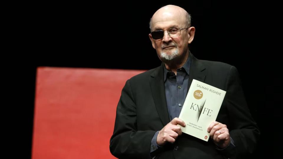 Писателят Салман Рушди получи литературна награда