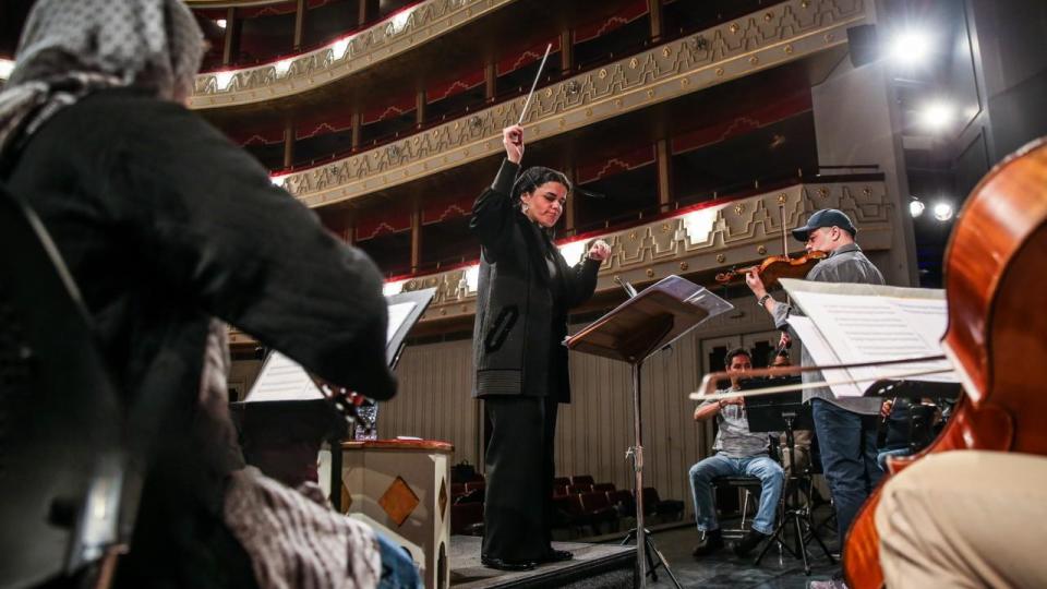 Жена е начело на симфоничния оркестър на Техеран за първи път в историята