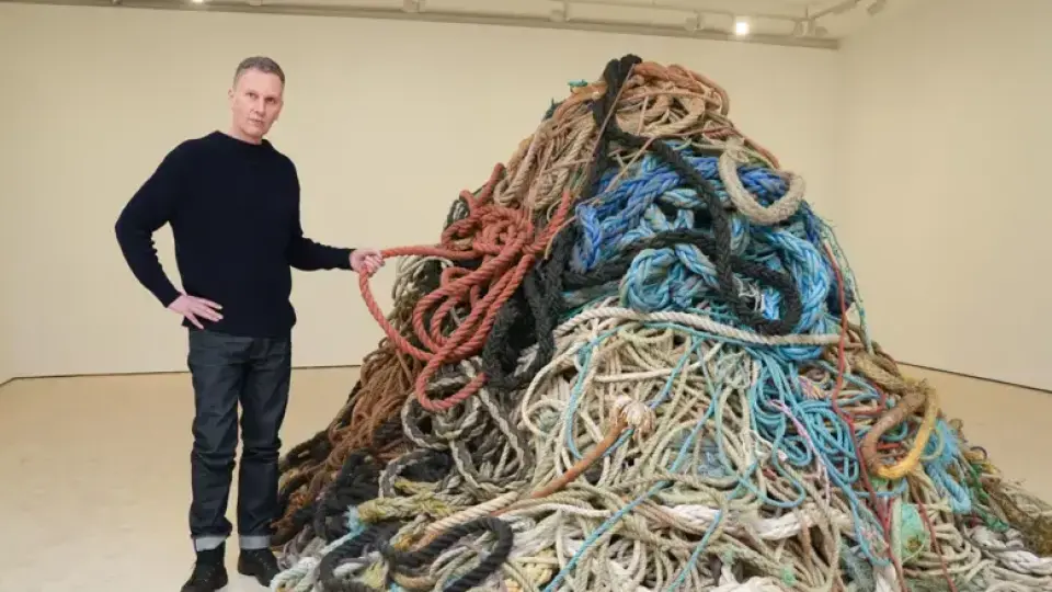 Британски художник продава купчина изгнили въжета за 1 млн. паунда