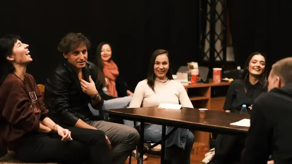 Режисьорът Йерней Лоренци избира актьори за „Физика на тъгата“ измежду 41 артисти от Народния