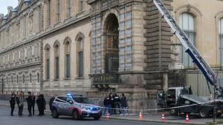 Задържаха още 4 души за кражбата на бижута от Лувъра