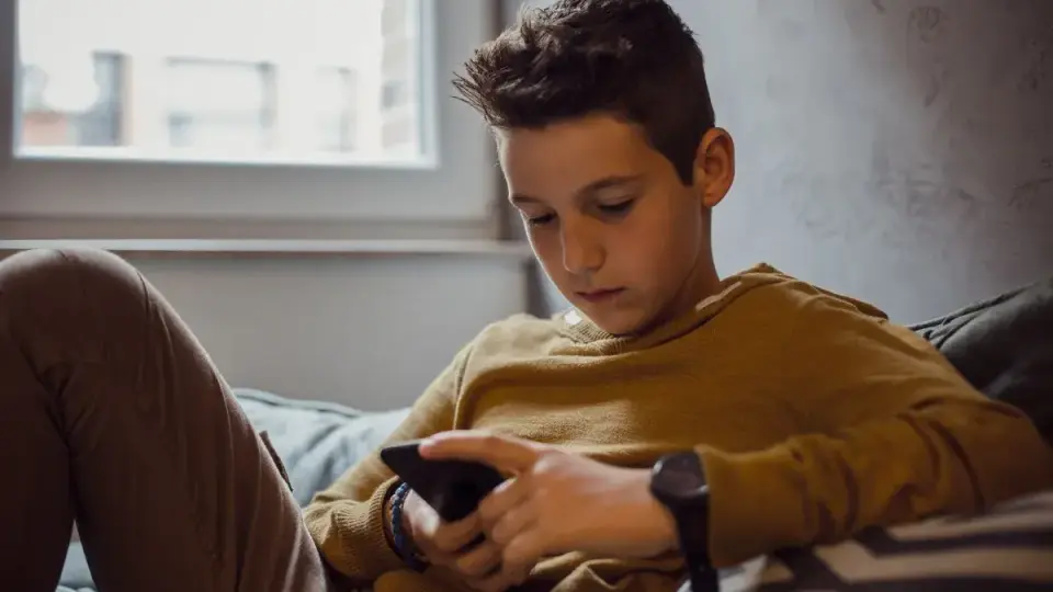 Децата стават все по-зависими от телефоните си: Какви мерки предприема ЕС?
