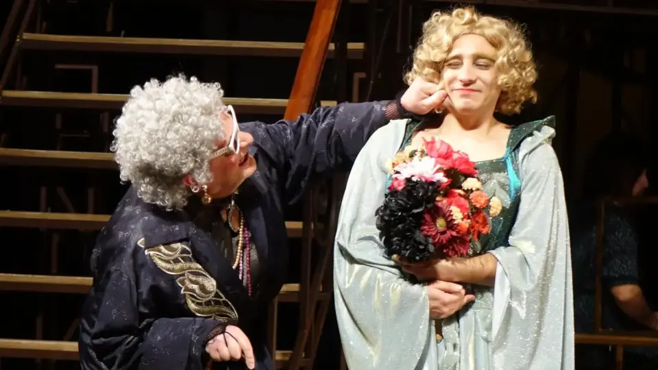 ,,Примадони‘‘ - там, където перуките падат, а смехът остава