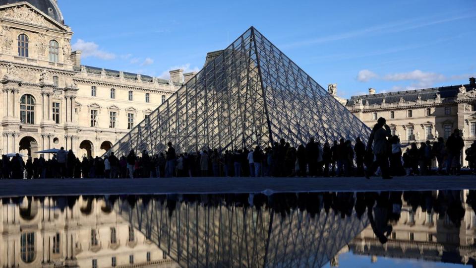 Четвъртият предполагаем член на групата, извършила обира в Лувъра, беше обвинен във Франция