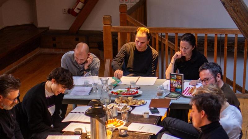 Започнаха репетиции на театрална адаптация на „Времеубежище“ в Прага