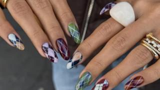 Празничен маникюр за ценители: Каква декорация да подберем, за да изпратим 2025 г.?