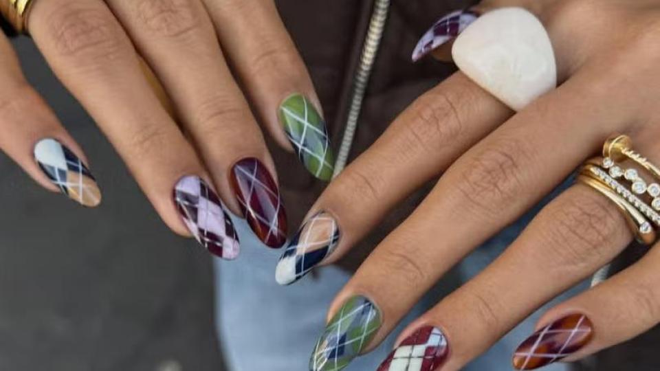 Празничен маникюр за ценители: Каква декорация да подберем, за да изпратим 2025 г.?