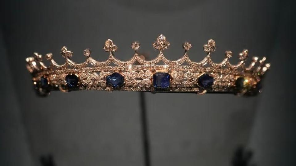 Изложба на дворцови артефакти се открива в Париж едва седмици след обира в Лувъра