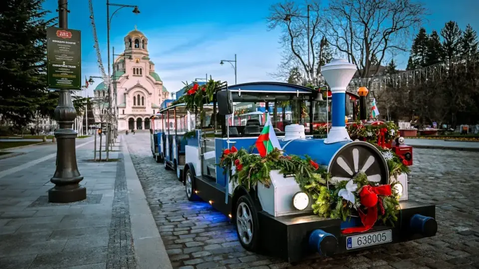 Атракционни коледни влакчета тръгват из центъра на София