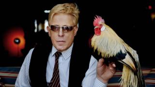 Модният дизайнер Антъни Прайс, обличал Дейвид Боуи и кралица Камила, почина на 80 години