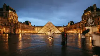 Рушащи се компоненти, стачки и обир за милиони водят до историческа криза в Лувъра