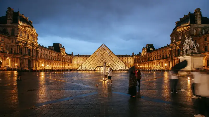 Рушащи се компоненти, стачки и обир за милиони водят до историческа криза в Лувъра