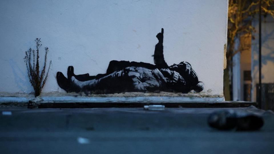 Банкси изненадва Лондон с два идентични графита