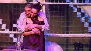 Банкси изненадва Лондон с два идентични графита