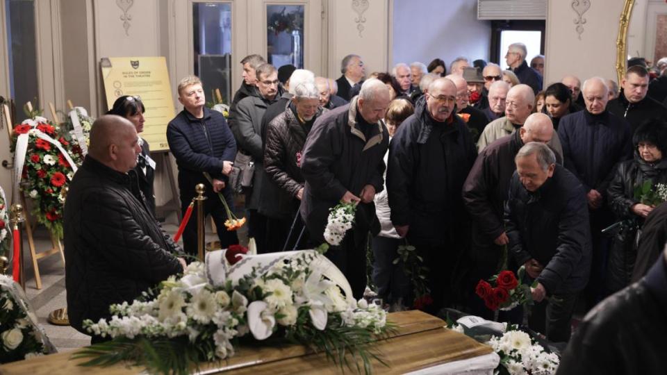 Десетки хора се събраха на поклонение пред бившия министър на културата Георги Йорданов