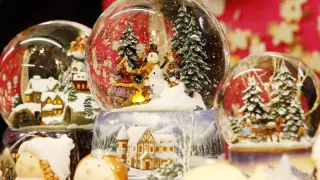 Десетки хора се събраха на поклонение пред бившия министър на културата Георги Йорданов