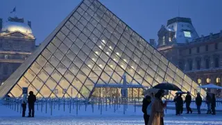 Служителите на Лувъра искат оставката на директорката на музея