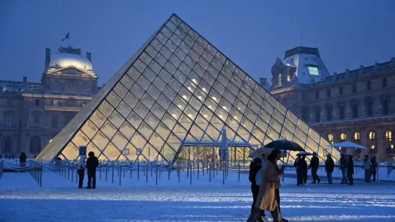 Служителите на Лувъра искат оставката на директорката на музея