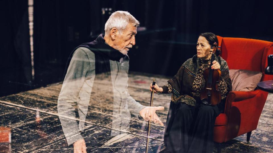 Проф. Атанас Атанасов поставя „Цигуларката на Бога“ в Драматичен театър – Пловдив