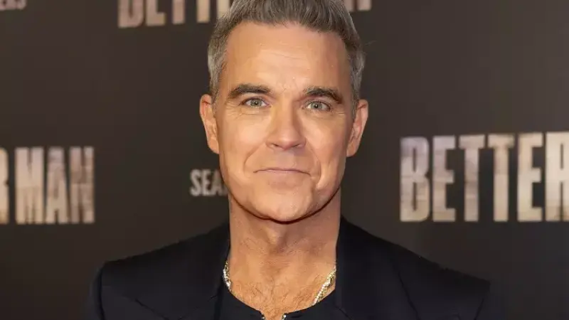 „Безкомпромисно луд“: Роби Уилямс пусна албума си „Britpop“ по-рано от очакваното