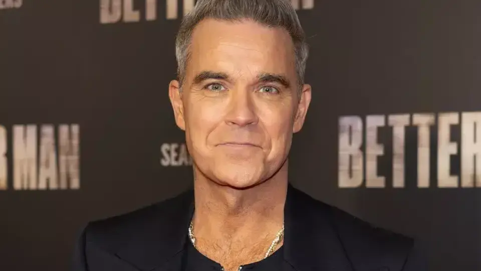 „Безкомпромисно луд“: Роби Уилямс пусна албума си „Britpop“ по-рано от очакваното