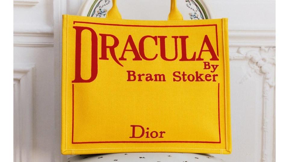 Dior представи серия чанти, вдъхновени от литературни корици